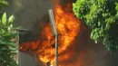 Api berkobar dan melalap toko material di kawasan Grogol , Jakarta, Kamis (21/5/2015). Menurut warga sekitar, api diduga muncul dari lantai dua gudang toko material. (Liputan6.com/Helmi Afandi)
