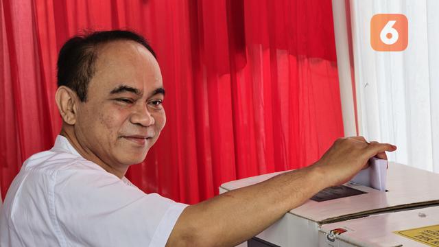 Menkominfo Budi Arie Setiadi menunjukkan surat suara usai mencoblos di TPS 001 Komplek Menteri Taman Widya Chandra Jakarta