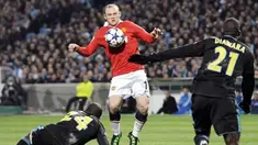 Striker MU Wayne Rooney mengontrol bola dikawal bek Marseille Souleymane Diawara dalam leg pertama 16 besar Liga Champions di Stade Velodrome, 23 Fabruari 2011.AFP PHOTO/BORIS HORVAT