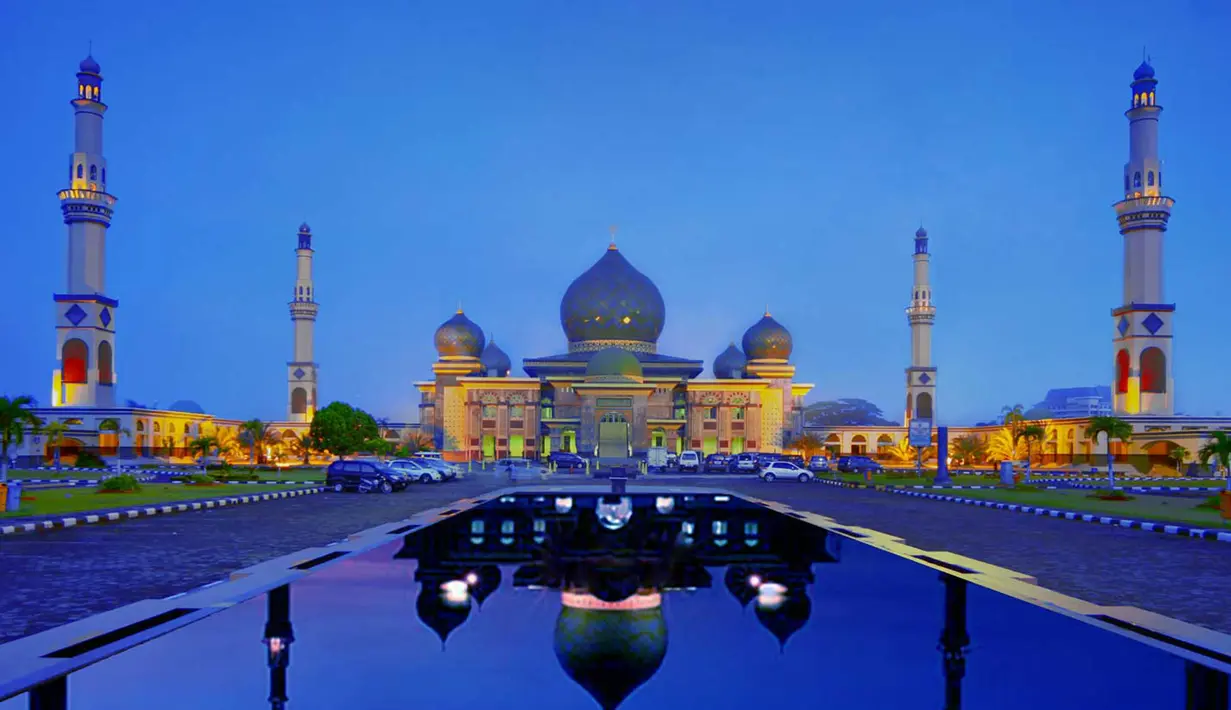 Masjid Agung An Nur merupakan masjid yang terletak di Pekanbaru, Riau. Masjid ini dibangun pada tahun 1963. Dilihat dari sisi bangunannya, masjid ini banyak mendapat pengaruh dari gaya arsitektur Melayu, Turki, Arab dan India. (Istimewa)