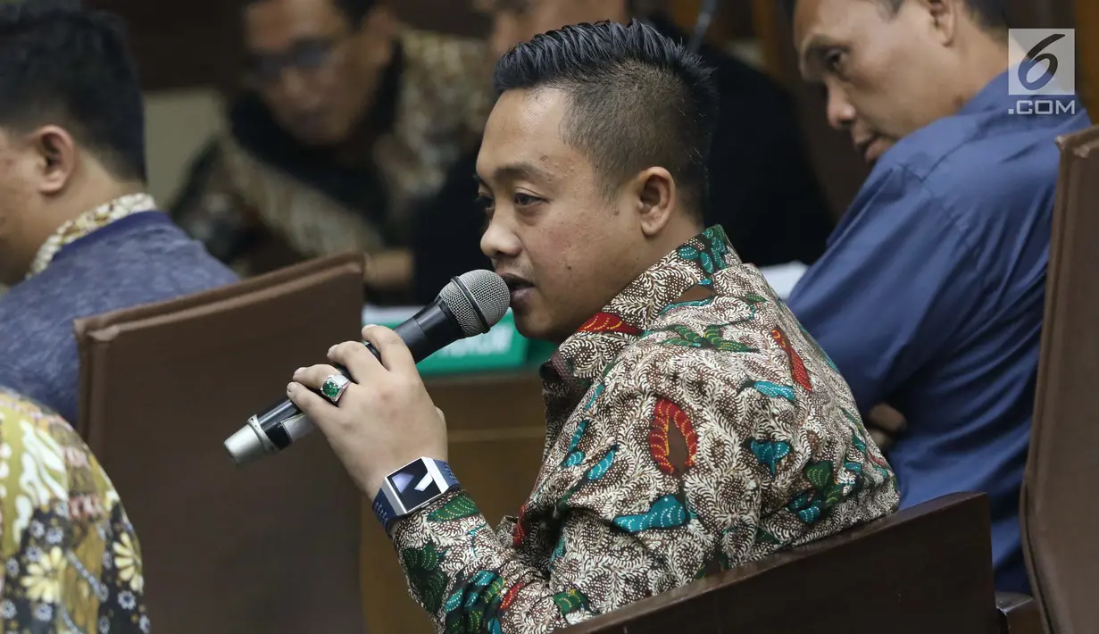 Asisten Pribadi Menpora Imam Nahrawi, Miftahul Ulum saat menjadi saksi pada sidang lanjutan kasus suap dana hibah dari Kemenpora kepada KONI dengan terdakwa Ending Fuad Hamidy di Pengadilan Tipikor Jakarta, Kamis (25/4). Sidang mendengar keterangan saksi-saksi. (Liputan6.com/Helmi Fithriansyah)