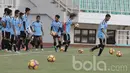 Pemain Timnas Myanmar menggelar latihan jelang pertandingan uji coba melawan Timnas Indonesia U-22. Myanmar membawa 21 pemain, 10 di antaranya merupakan pemain senior. (Bola.com/M iqbal Ichsan)