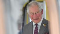 File foto 21 Februari 2020, Pangeran Charles naik ke atas kereta yang sedang dibangun saat mengunjungi pabrik kereta CAF di Newport, Wales. Pangeran Charles yang kini berusia 71 tahun positif tertular corona (COVID-19) dan sedang menjalani karantina di Skotlandia. (Ben Birchall / POOL / AFP)