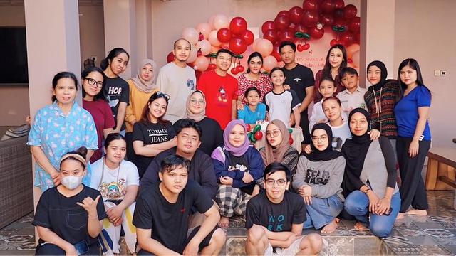 Potret Ashanty Pakai Daster saat Dapat Kejutan Ulang Tahun ke-42 (Instagram/@ashanty_ash)