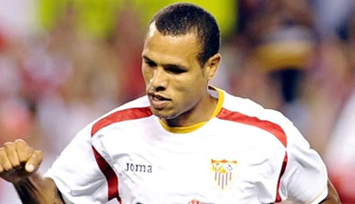 Sevilla's Luis Fabiano celebrates after scoring against Malaga during the Antonio Puerta Trophy at the Ramon Sanchez Pizjuan's stadium in Seville, 23 August 2008. AFP PHOTO/ CRISTINA QUICLER