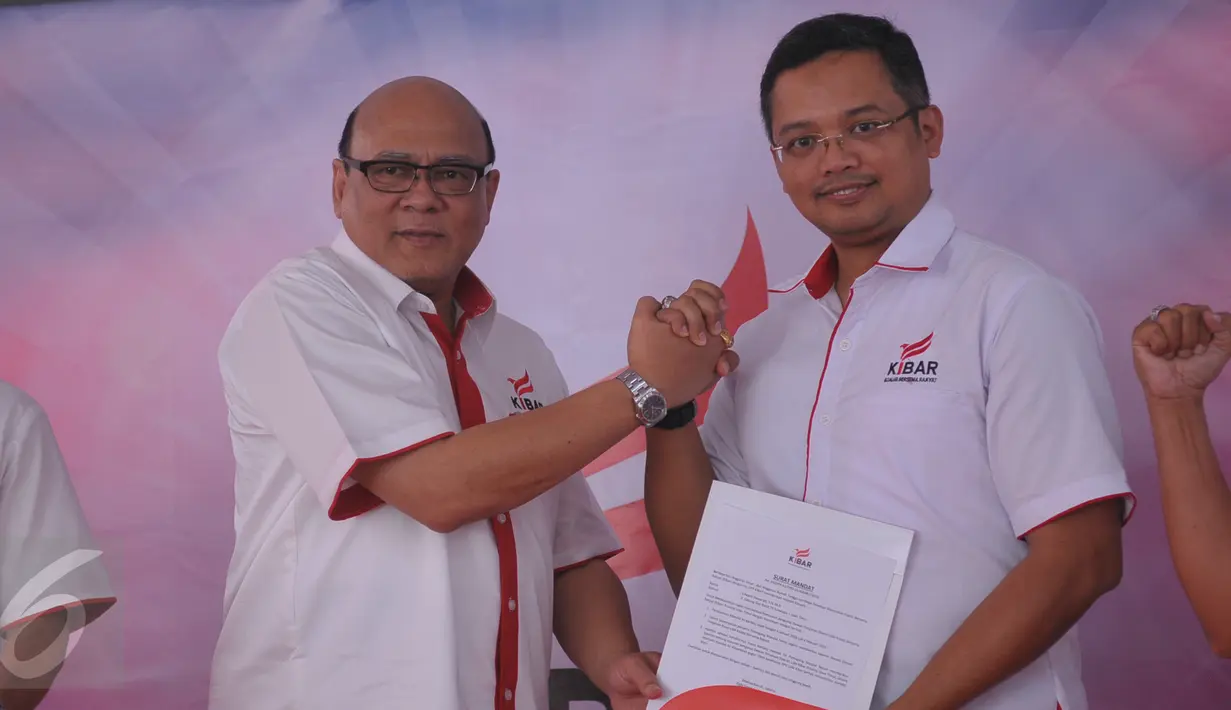 Ketua Umum DPP Kibar,  Toto Dirgantoro (kiri) berpose pada peresmian KIBAR di kawasan, Menteng Jakarta Pusat, (17/01/16). Acara ini didatangi oleh para petinggi kibar dan para simpatisannya. (Liputan6.com/Faisal R Syam)