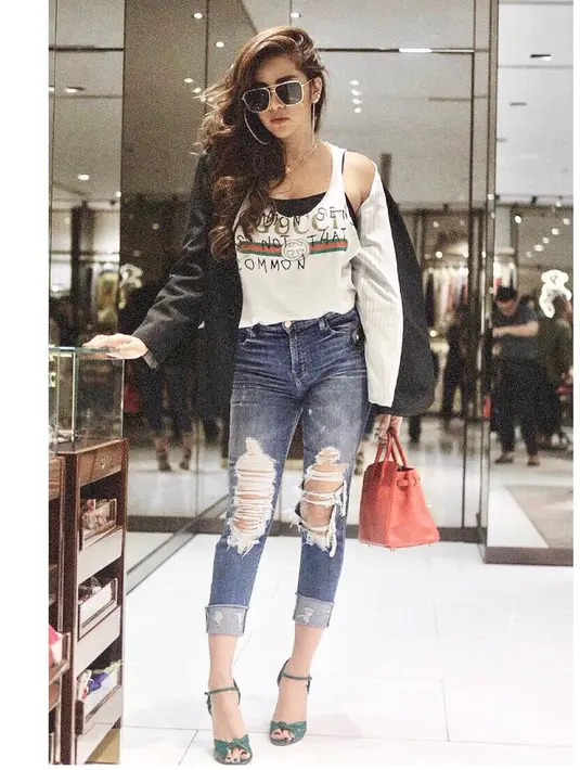 "Karena bagaimanapun kita maunya terlihat mulus terlihat wangi terlihat segar apalagi yang namanya dunia entertainment yang saya jalani ini kan ya ada lagi yang baru yang lebih muda ada lagi yang lebih cantik." ujarnya. (instagram/ollaramlanaufar)