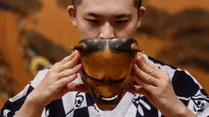 Kennosuke Nakamori mengenakan topeng "hannya" saat berlatih di Kamakura Noh Theatre, Kamakura, Prefektur Kanagawa, Jepang, 29 Juli 2020. Pandemi COVID-19 telah memengaruhi teater di seluruh dunia, termasuk drama yang diturunkan dari generasi ke generasi sejak abad ke-14 ini. (Philip FONG/AFP)