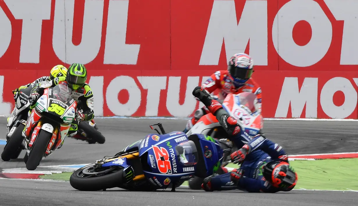 Pembalap Yamaha Movistar, Maverick Vinales terjatuh di chicane terakhir pada putaran ke-11 di Sirkuit Assen MotoGP Belanda, Minggu (25/6). Sebelum terjatuh, Vinales baru saja menyalip pembalap Ducati, Andrea Dovizioso. (AP/Geert Vanden Wijngaert)