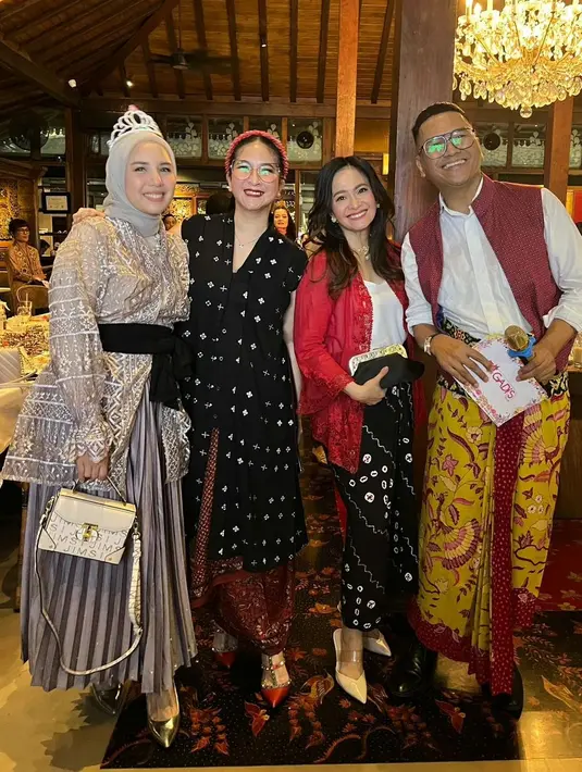 Terlihat juga Ersa Mayori mengenakan kebaya warna pink fuschia yang dipadu kain batik warna hitam.  [@novitaangie]