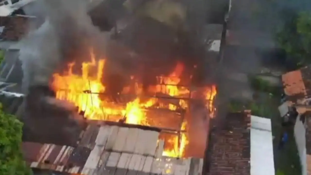 3 rumah di Banyuputih Situbondo Habis dilalap api dalam kebakaran yang menghantam rumah warga (Istimewa)