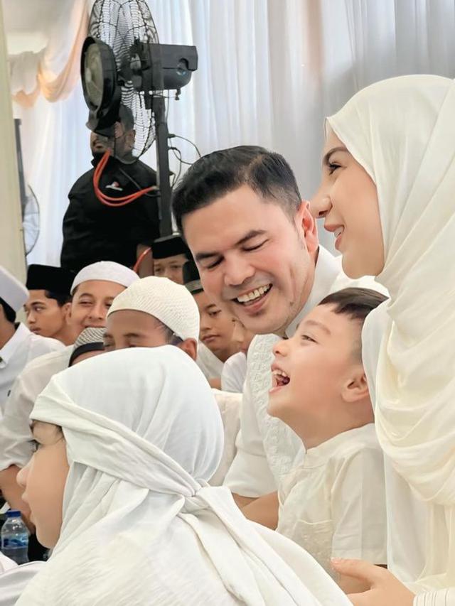 Irish Bella  saat Tasyakuran Rumah Baru bersama suami