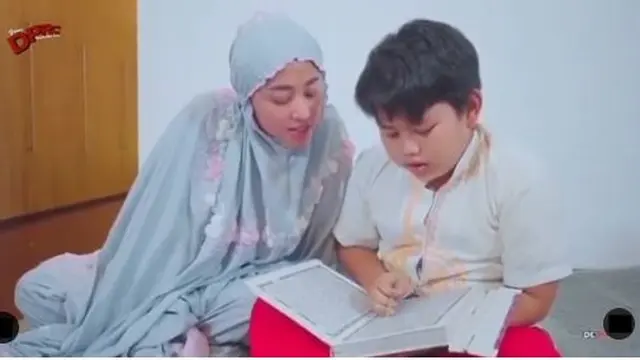 6 Potret Dewi Perssik Berhasil Didik Anak Angkat, Berprestasi hingga Lulus SMA