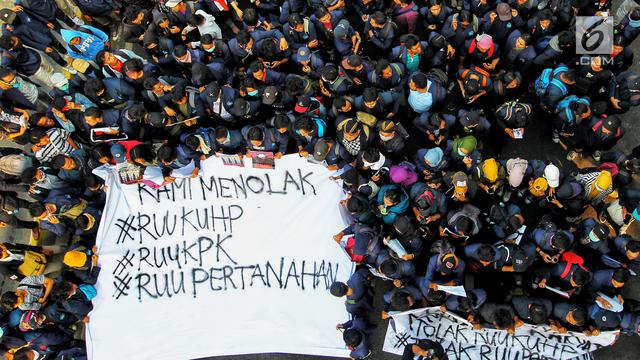 Ribuan Mahasiswa Geruduk Gedung DPR Tolak RUU KUHP