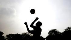 Siluet seorang anak didik menyundul bola saat mengikuti pelatihan bersama Rahmad Darwaman di Lembaga Pemasyarakatan Anak Tangerang, Banten, Senin (26/8). Latihan ini dalam rangka rencana pembuatan film. (Bola.com/Vitalis Yogi Trisna)