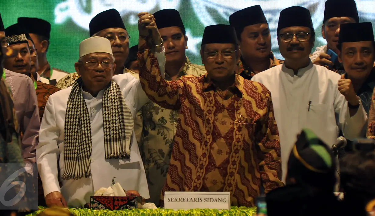 Rois Am PBNU terpilih, KH Ma'ruf Amin (kiri) dan Ketua PBNU terpilih, KH Said Aqil Siradj (tengah) mengangkat tangan saat penutupan Muktamar NU di Jombang, Jawa Timur, Kamis (6/8/2015). (Liputan6.com/Johan Tallo)