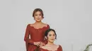 Karin dan Zahra pun tampil serasi dibalut kebaya brokat merah menyala yang serasi dengan selendangnya. Dipadukan kain batik coklat sebagai bawahan.  [@narinkovilda]