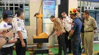 Penjabat (Pj) Gubernur DKI Jakarta Heru Budi Hartono melakukan inspeksi mendadak di Unit Pengelola Pengujian Kendaraan Bermotor (UP PKB) Ujung Menteng, Cakung, Jakarta Timur. (Liputan6.com/Winda Nelfira)