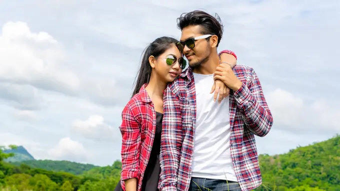pasangan cinta bahagia kencan