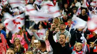 Suporter Inggris bersorak mendukung timnya saat berhadapan dengan Slovenia pada grup F kualifikasi Piala Dunia 2018 di stadion Wembley di London, (5/10). Inggris menang 1-0 atas Slovenia. (AP Photo/Frank Augstein)