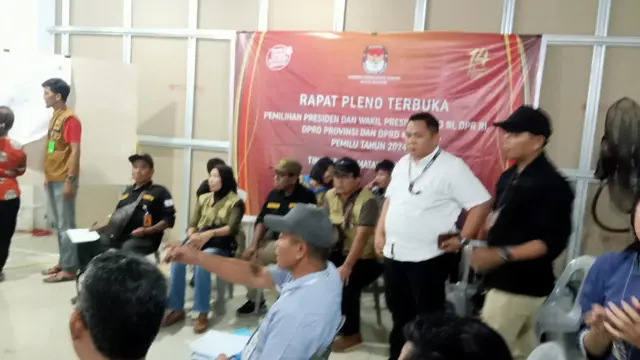 Server down saat penginputan  data  suara ke Sirekap saat rapat Pleno PPK DI bATAM. (Liputan6.com/Ajang Nurdin)