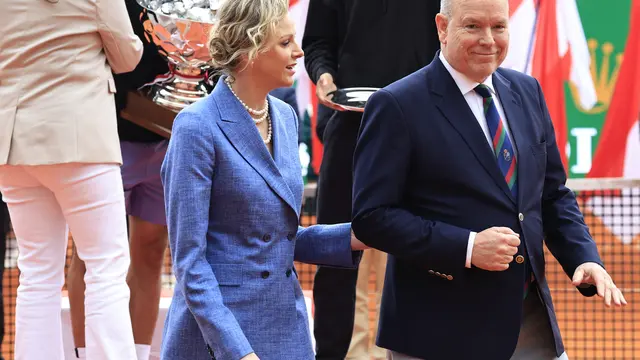 Putri Charlene dari Monako (kiri) dan Pangeran Albert II dari Monako berjalan setelah pertandingan tenis final Turnamen ATP Masters Series Monte Carlo di Monte Carlo Country Club di Roquebrune-Cap-Martin pada 13 April 2025. Valery HACHE / AFP