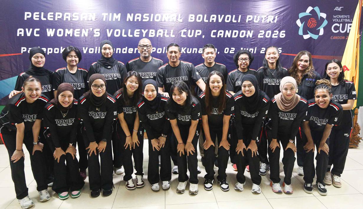 Pemain dan official Timnas voli putri Indonesia berfoto bersama usai upacara pelepasan di Padepokan Voli Jenderal Polisi Kunarto, Sentul, Jawa Barat, Selasa (2/6/2026). (Bola.com/Abdul Aziz)