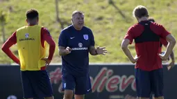 Big Sam tengah memberikan instruksi kepada para pemain pada sesi latihan timnas Inggris di St George's Park dekat Burton-Upon-Trent, (3/9/2016). (AFP/Anthony Devlin) 