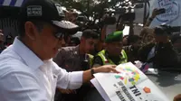 Ketua DPR Bambang Soesatyo meninjau arus mudik. (Liputan6.com/Abramena)