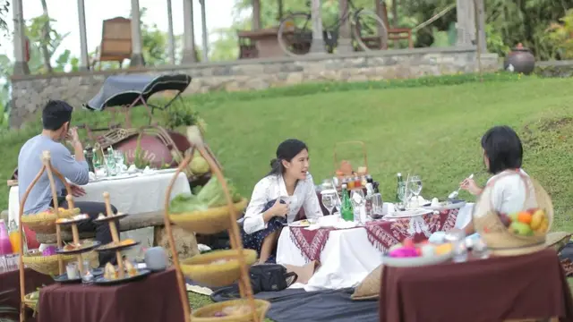Dian Sastrowardoyo piknik bersama keluarga (Instagram/therealdisastr)