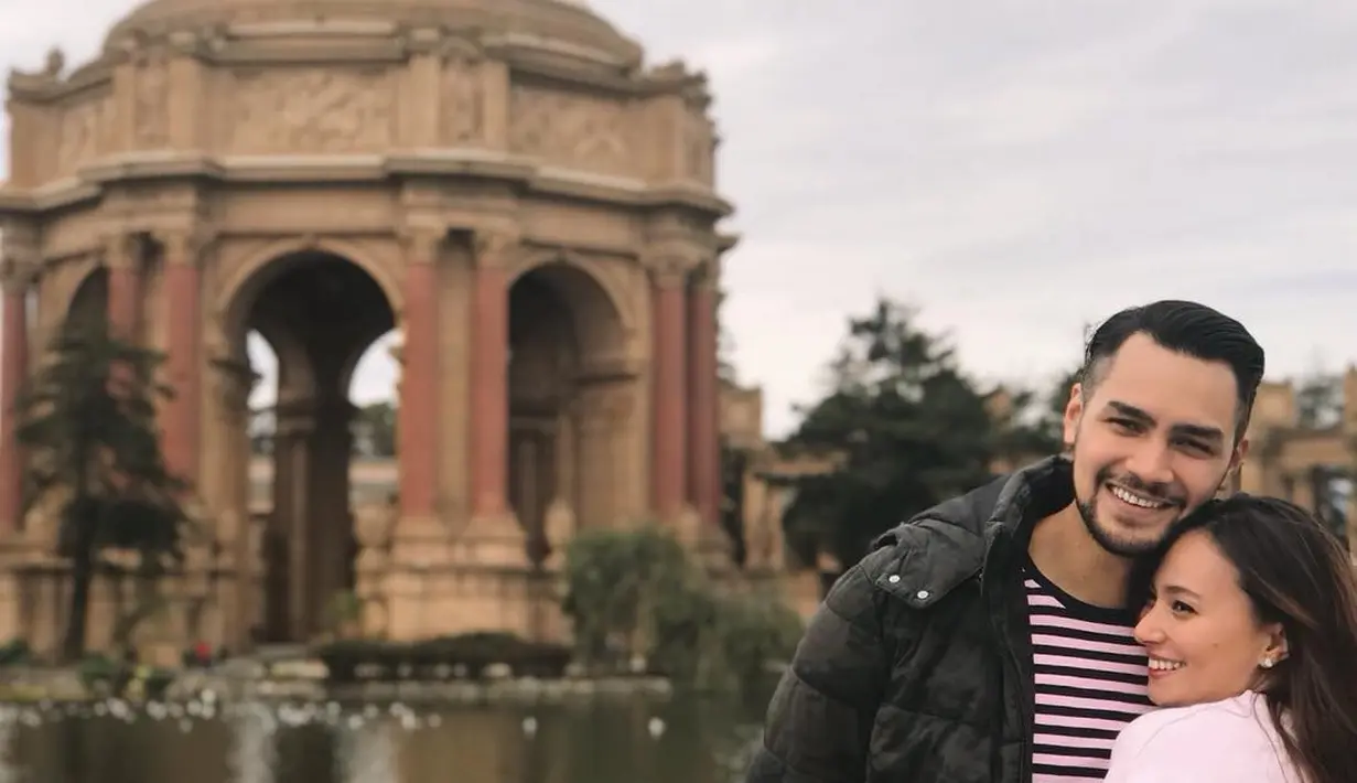 "Dan aku, dengan air mata bahagia yang berlinang di pipiku, aku jawab. Ya, bersedia." kata Asmirandah pada Jonas Rivanno. "Aku wanita yang beruntung." lanjutnya. (Instagram/asmirandah89)