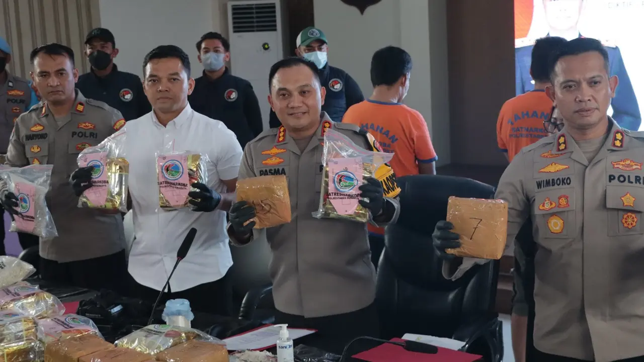 Polrestabes Surabaya mengungkap kasus narkotika jenis sabu dengan total 40 Kilogram (Kg) dan ekstasi sebanyak 26 ribu pil. (Dian Kurniawan/Liputan6.com)