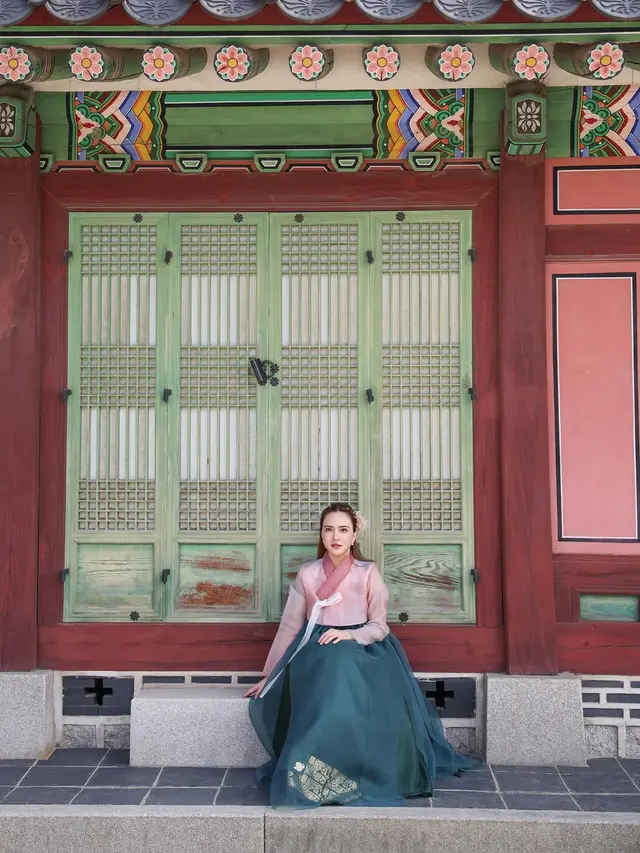 6 Gaya Shandy Aulia Bak Eonnie Korea, Anggun Pakai Hanbok Tradisional di Istana