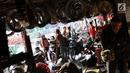 Suasana di salah satu bengkel sepeda motor di Jakarta, Jumat (16/6). Pemilik bengkel mengaku order yang ia terima naik hingga 100 persen menjelang lebaran. (Liputan6.com/Immanuel Antonius)