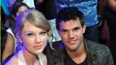 Tahun 2009, bulan Agustus hingga Desember, Taylor menjalin kasih dengan bintang film Twilight, Taylor Lautner. Kedua pasangan sama nama depannya itu menjalin cinta lokasi saat main film Valentine’s Day. (Istimewa)
