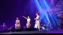 Trio vokal, Widy, Chyntia Lamusu dan Nola menggunakan busana cokelat muda membawakan lagu Sheila On7 berjudul 'Lapang Dada' dan 'Cantik' milik Kahitna. (Andy Masela/Bintang.com)