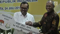 Ketua KPK Agus Rahardjo dan Jaksa Agung H.M. Prasetyo menunjukkan kunci penetapan status penggunaan saat serah terima hibah barang rampasan dari perkara korupsi dan TPPU yang pernah ditangani di Jakarta, Selasa (24/7). (Merdeka.com/Iqbal S. Nugroho)