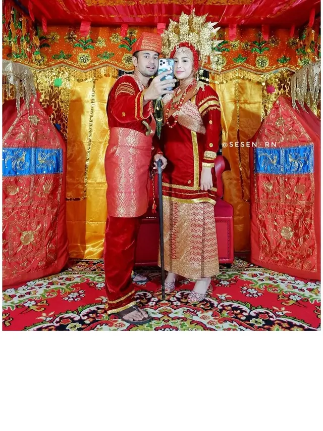 7 Gaya Raffi Ahmad dan Nagita Slavina Saat Kenakan Busana Pengantin Minangkabau
