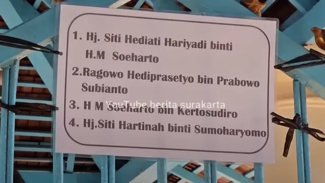 Daftar nama yang menyertai hewan kurban Idul Adha 2023 dari Keluarga Cendana, termasuk almarhum Pak Harto dan Ibu Tien Soeharto. (Foto: Dok. YouTube Berita Surakarta)