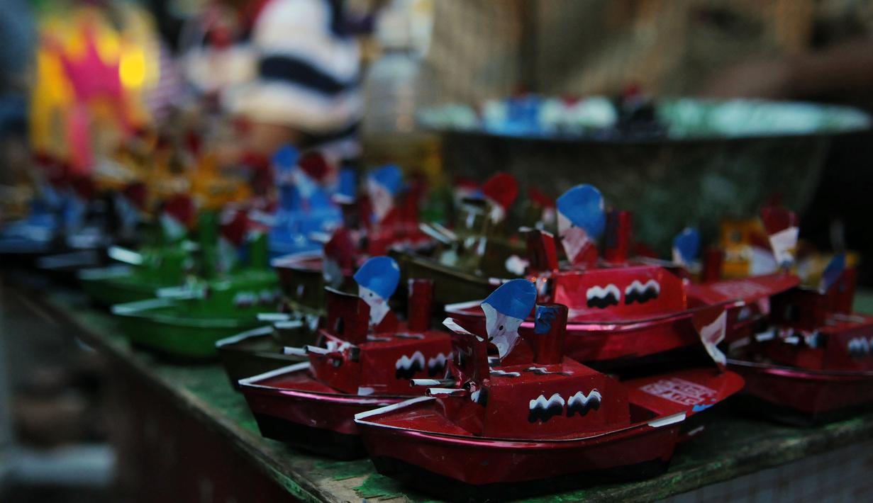 Kapal othok-othok dijual dengan harga Rp 10.000,- per buah. Tampak sejumlah kapal othok-othok dijajakan saat perayaan Pesta Rakyat Bogor, Kamis (5/3/2015). (Liputan6.com/Helmi Fithriansyah)