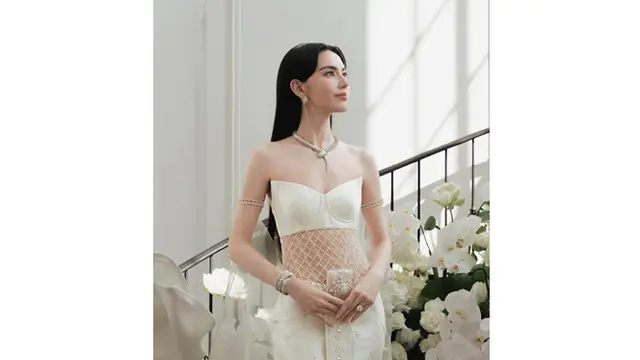 6 Potret Dekorasi Tangga Pernikahan Davika Hoorne, Elegan Bernuansa Putih Klasik