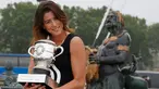 Petenis muda asal Spanyol, Garbine Muguruza berpose dengan trofinya di Place de la Concorde, Paris, (5/6/2016). Petenis cantik ini berhasil mengalahkan Serena Williams dalam final Prancis Terbuka. (REUTERS/Pascal Rossignol)