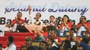 Presiden Joko Widodo bersama Panglima TNI Jenderal Gatot Nurmantyo menghadiri pembukaan Piala Jenderal Sudirman di Stadion Kanjuruhan, Malang, Selasa (10/11/2015). (Bola.com/Kevin Setiawan)