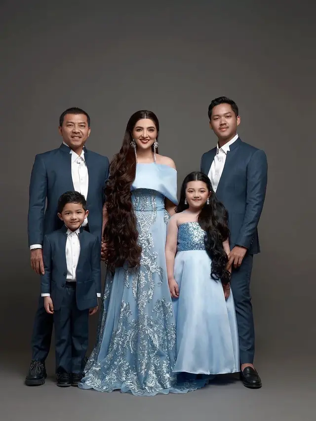 8 Gaya Pemotretan Keluarga Anang Hermansyah dengan Berbagai Tema, Kompak