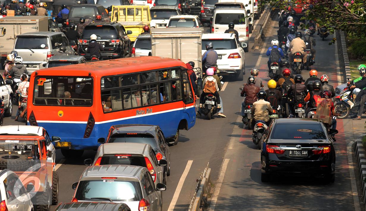 Beberapa kendaraan nekat melintasi jalur bus Transjakarta di jalan Kramat Raya, Jakarta (22/6/2016). Pemprov DKI Jakarta harus membuat kebijakan atau terobosan radikal untuk segera mengatasi kemacetan di Jakarta. (Liputan6.com/Helmi Fithriansyah)