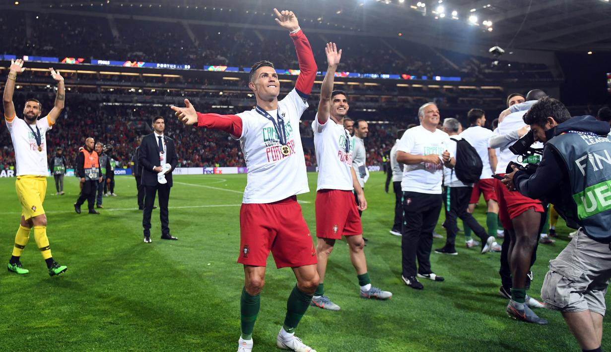 Pemain Portugal, Cristiano Ronaldo, merayakan gelar juara UEFA Nations League setelah mengalahkan Belanda pada laga final di Stadion Dragao, Porto, Minggu (9/6). Portugal menang 1-0 atas Belanda. (AFP/Patricia De Melo)