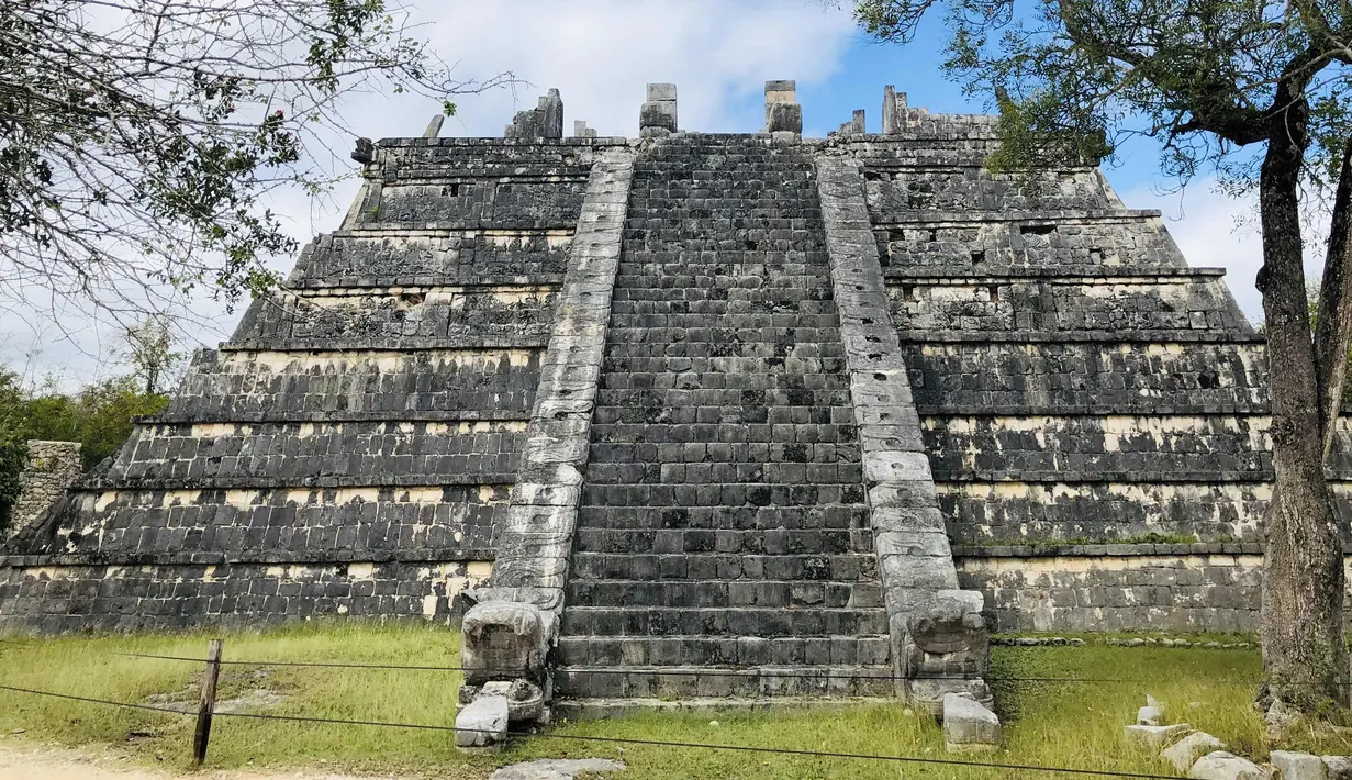 <p>Pemandangan piramida di situs arkeologi Maya Chichen Itza di Negara Bagian Yucatan, Meksiko (13/2). Chichen Itza dibangun sekitar 800 tahun sebelum masehi. (AFP Photo/Daniel Slim)</p>