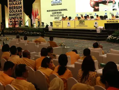 Suasana sidang paripurna musyawarah nasional luar biasa (munaslub) Partai Golkar di Senayan, Jakarta, Selasa (19/12). Paripurna tersebut membahas pandangan umum DPD 1 tiap tiap provinsi. (Liputan6.com/Angga Yuniar)