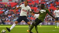 Striker Tottenham, Harry Kane, berebut bola dengan gelandang Juventus, Kwadwo Asamoah, pada laga persahabatan di Stadion Wembley, London, Sabtu (5/8/2017). Tottenham menang 2-0 atas Juventus. (AFP/Olly Greenwood)