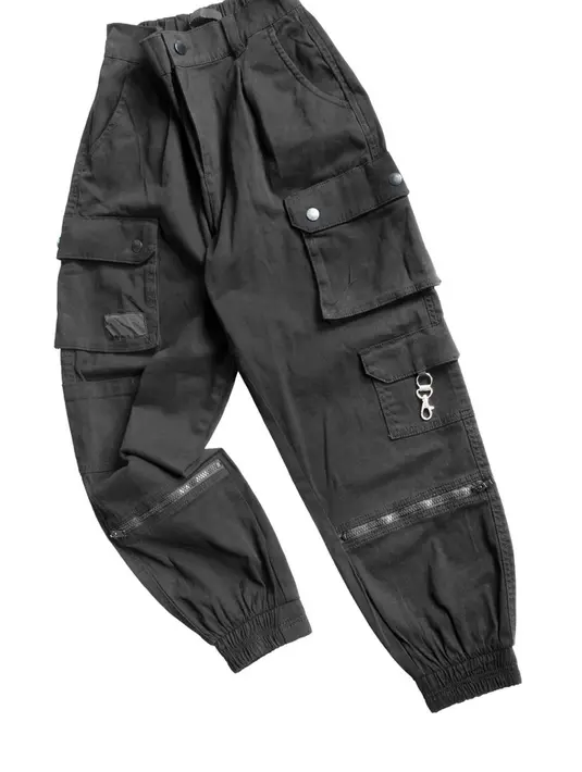 Oversized pants. / copyright shutterstock